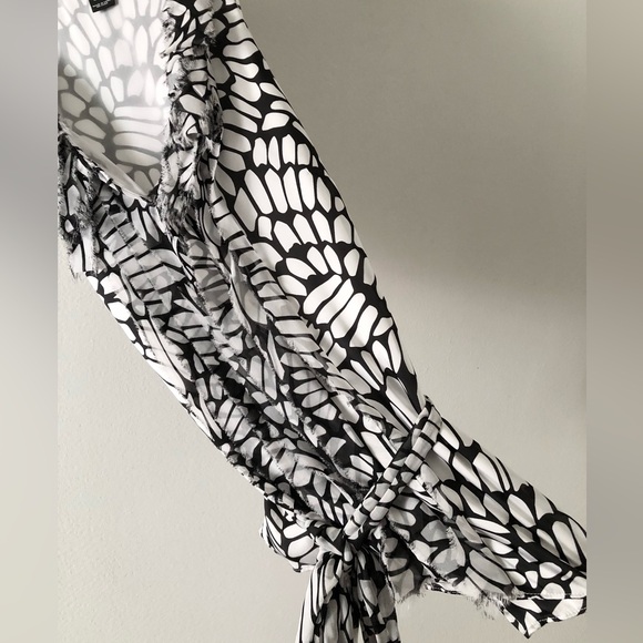 White House Black Market Belted Sleeveless Top - Picture 3 of 5